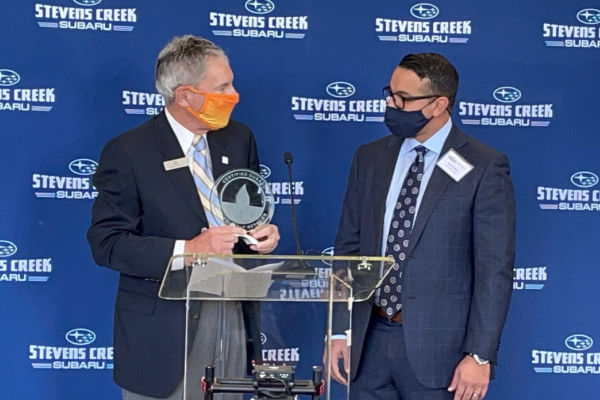 Subaru CEO Doll presents Eco-Friendly Retailer trophy
